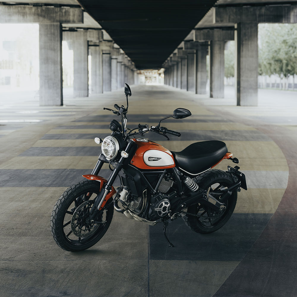 ALQUILER DUCATI SCRAMBLER BARCELONA